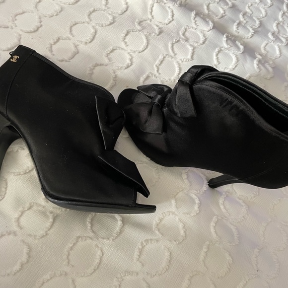 CHANEL Bow Satin Peep Toe Ankle Boots Booties Heels \\ 37.5 - Picture 2 of 3